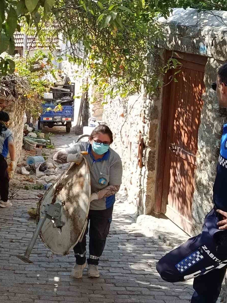 Kötü kokuların yayıldığı çöp evden 5 ton çöp çıkarıldı