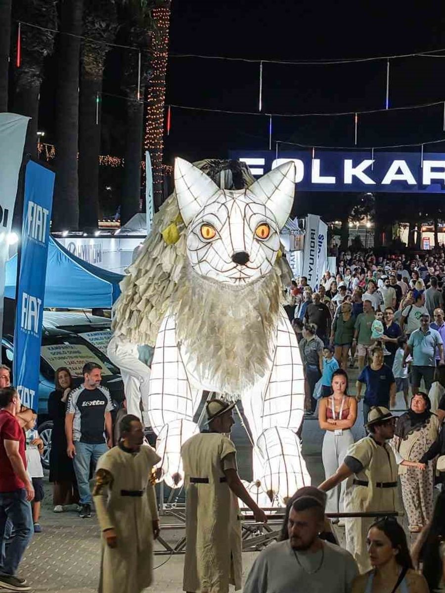 İzmir Enternasyonal Fuarı’nda masalsı buluşma: "Beyaz Tilki" büyüledi