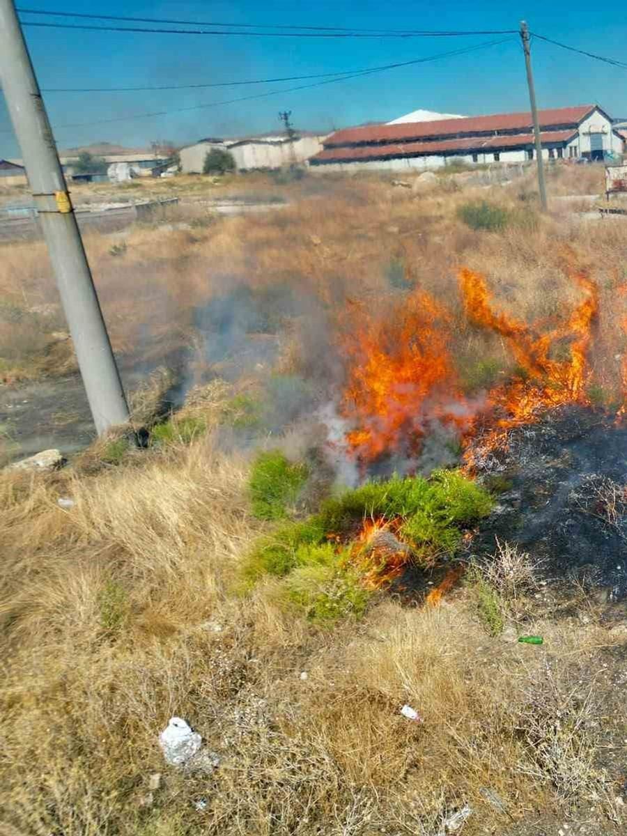 Yol kenarında çıkan anız yangını sürücülere zor anlar yaşattı