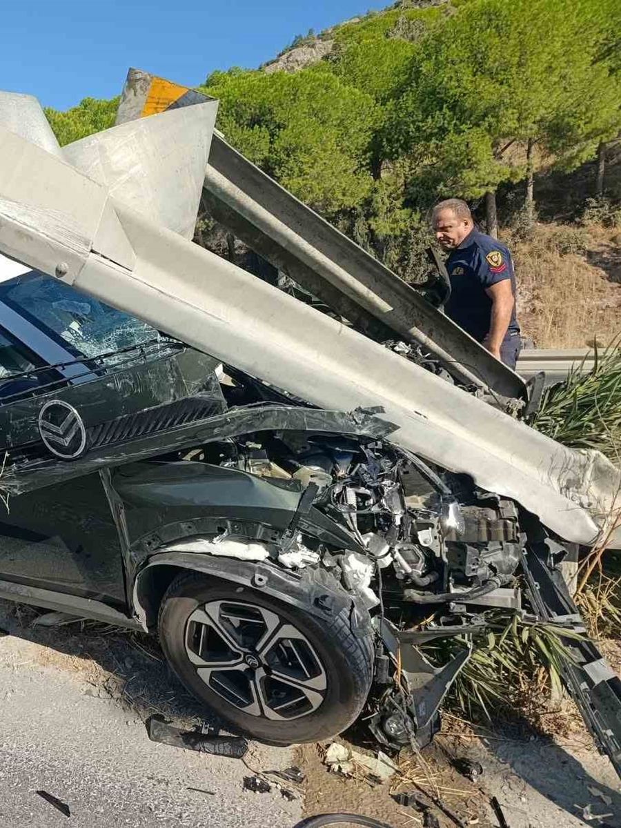 Söke’de otomobil bariyere çarptı: 1 yaralı