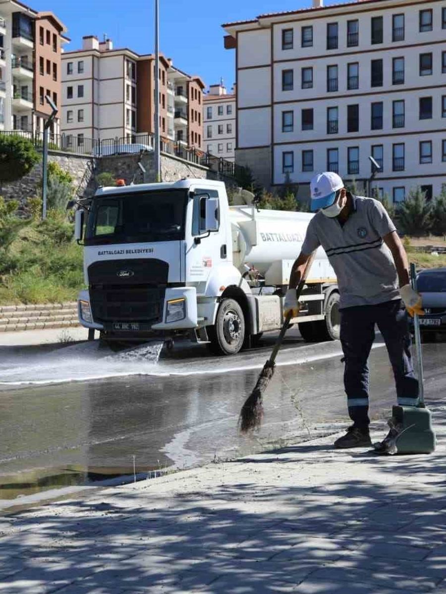 Battalgazi’de temizlik çalışmaları farklı noktalarda sürüyor