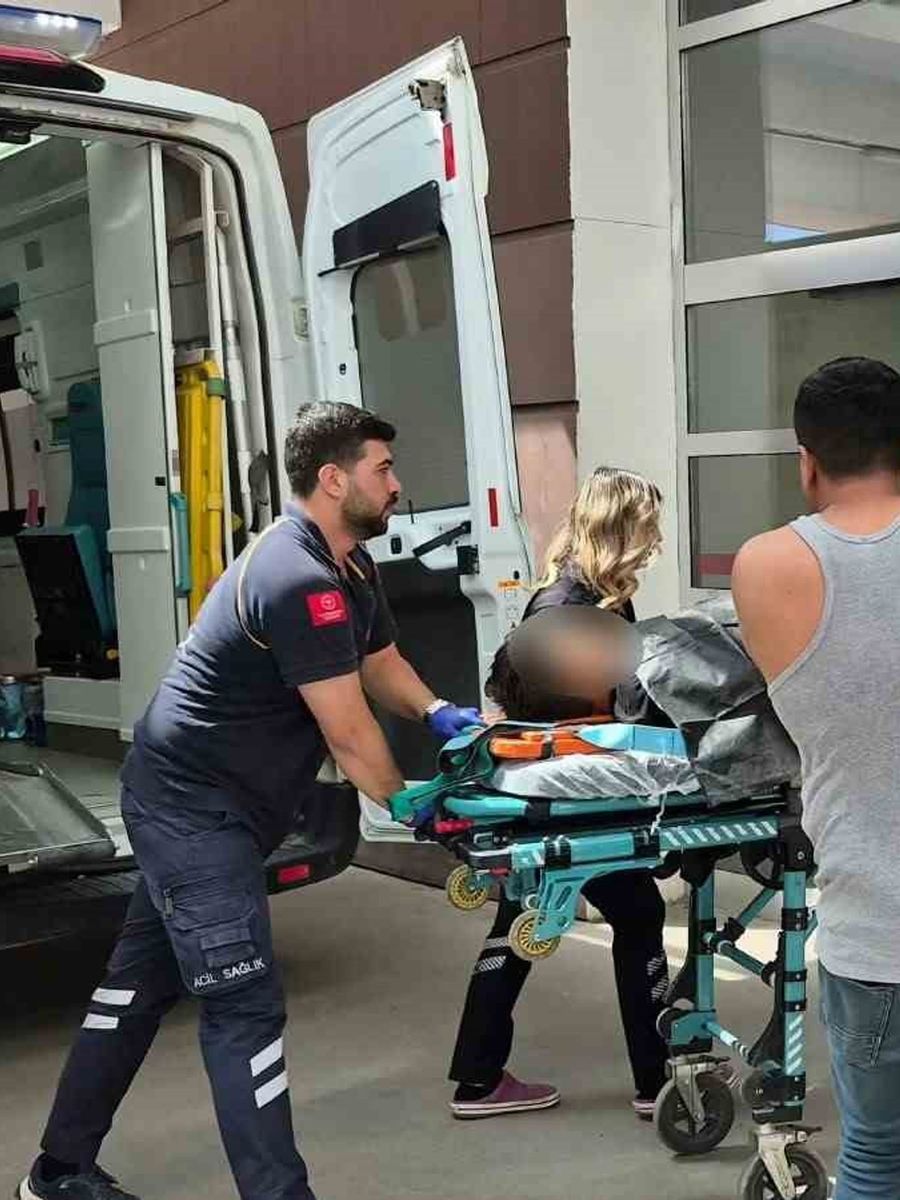 Küçük çocuğun kullandığı iş makinesi devrildi: 1 yaralı