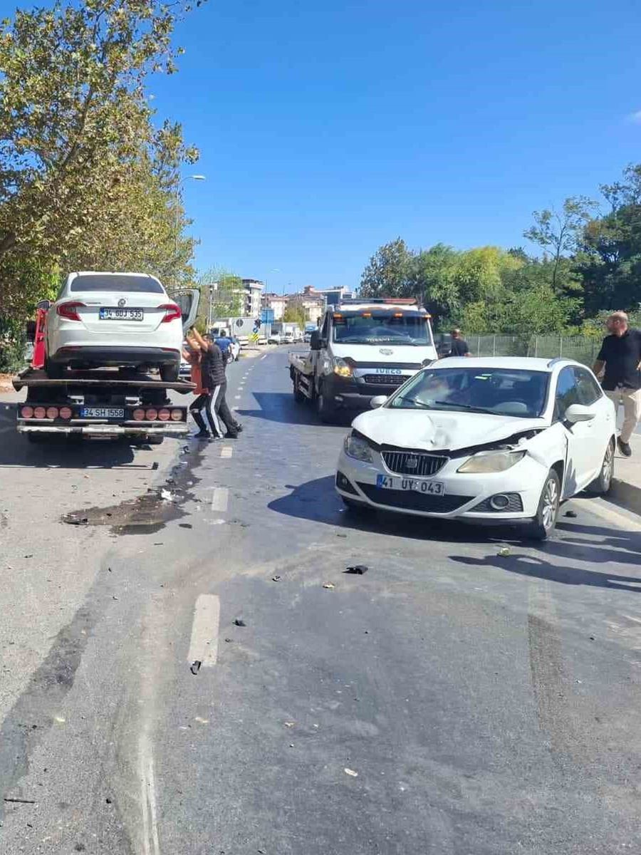 Sancaktepe’de beton pompa aracı karşı şeride geçerek 3 araca çarptı: 5 yaralı