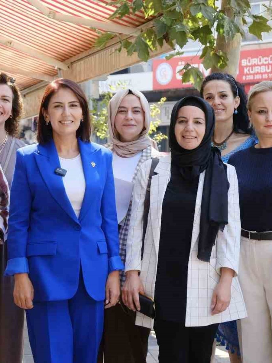 AK Parti Kadın Kolları Teşkilatı Bayramyeri’nde esnafı ziyaret etti