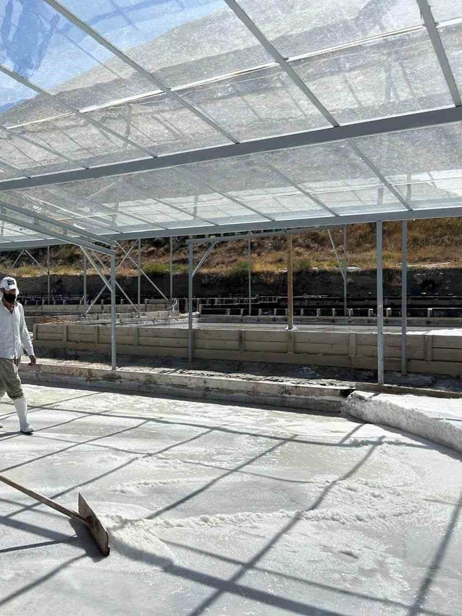 Kemah Kaymakamı Tutay, tuz hasadına katıldı