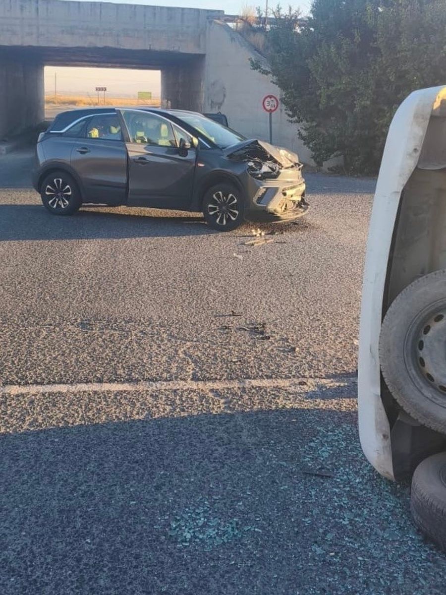 Sivrihisar’da kavşakta çarpışan araçlardan biri yan yattı
