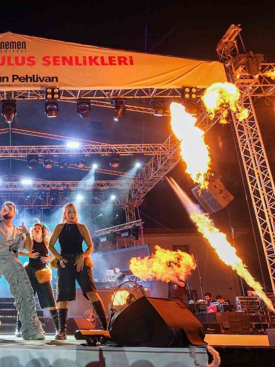 Menemen’de on binler Sefo ile coştu