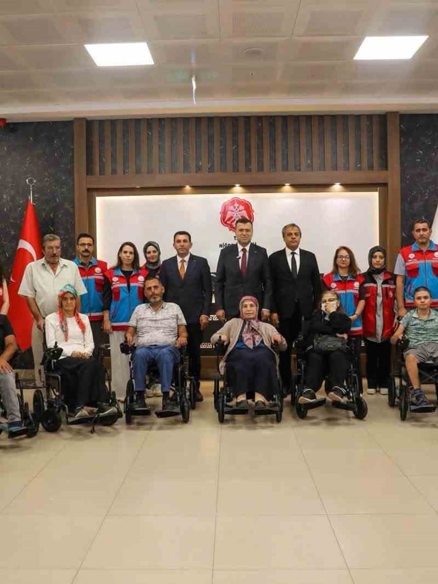 Niğde’de engelli vatandaşlara 21 akülü tekerlekli sandalye desteği