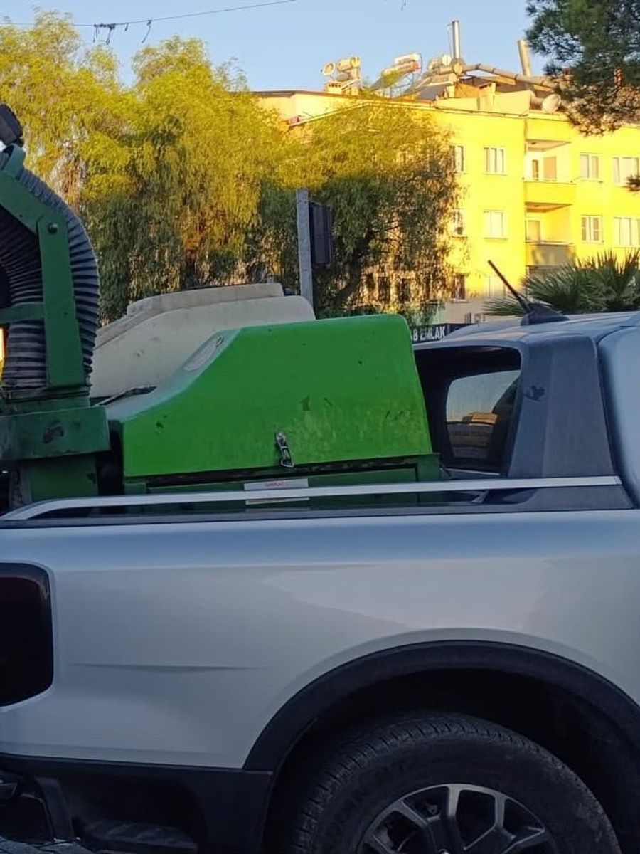 Didim’de çöp konteynerleri ve çöp kutuları düzenli olarak ilaçlanıyor
