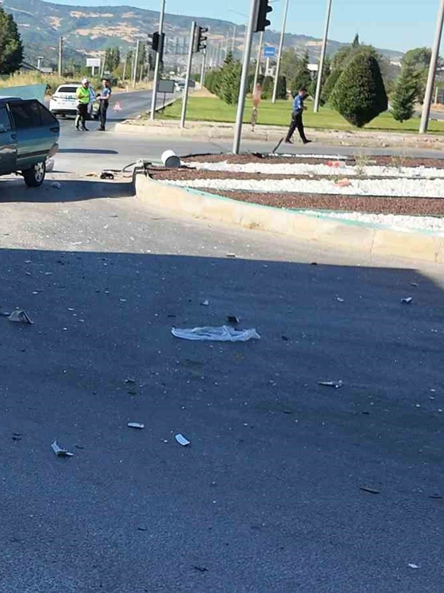 Gediz’de tır ile otomobilin karıştığı trafik kazasında 2 kişi yaralandı