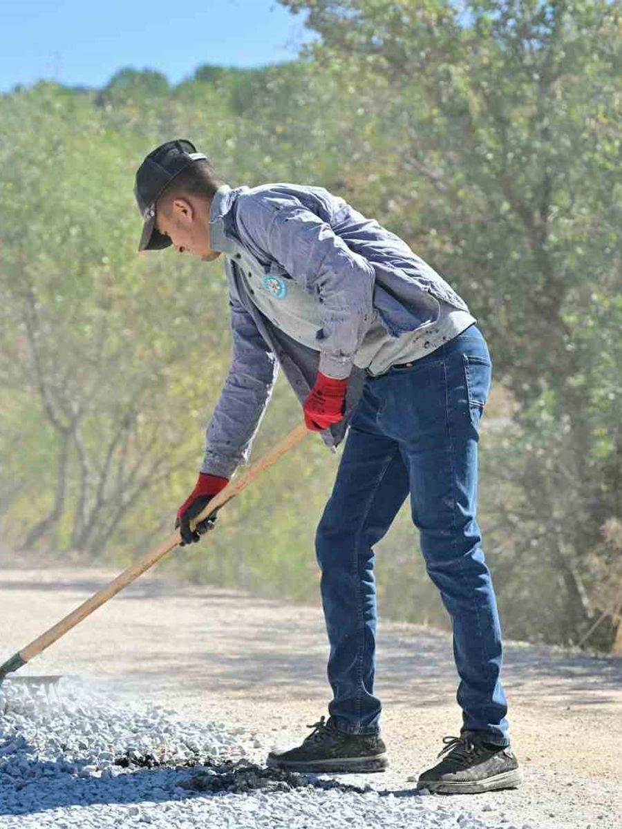 Manisa Büyükşehir’den 2 ilçenin 10 mahallesine ulaşım sağlayan yola asfalt