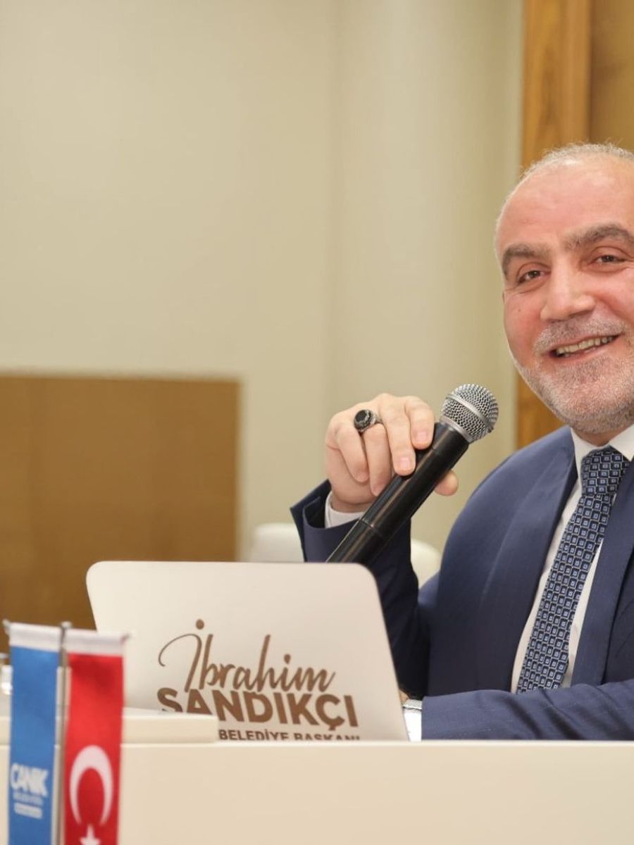 Başkan Sandıkçı: "Üniversiteyi kazanan tüm öğrencilerimize burs desteği sağlıyoruz"