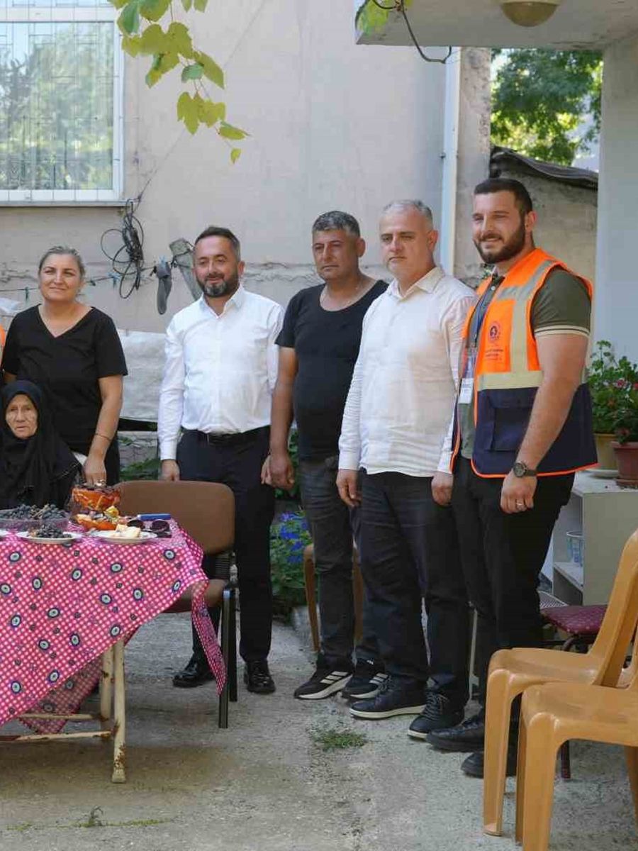 85 yaşındaki Emine nineye sürpriz doğum günü: "İlk kez doğum günüm kutlandı, pastayı görünce şoke oldum"