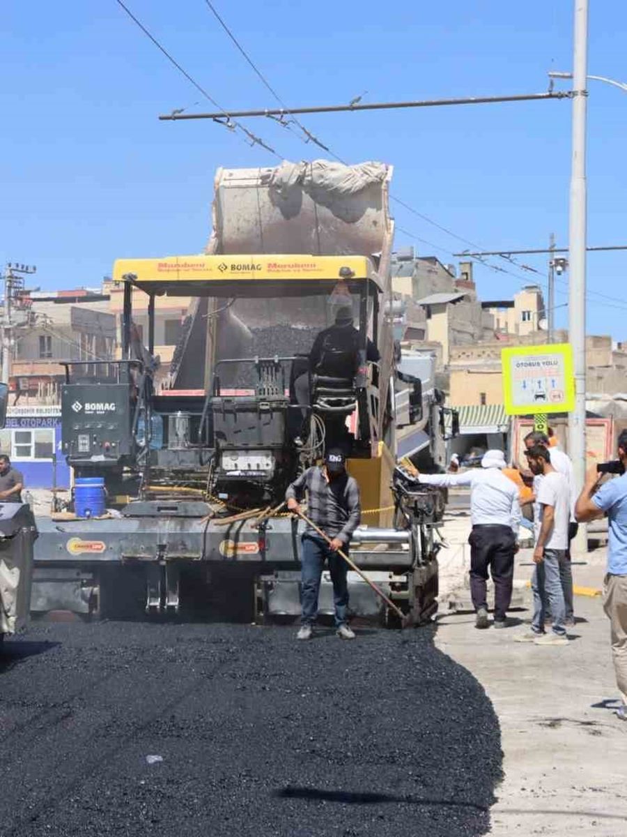 Haleplibahçe Caddesi’nde asfalt çalışmaları sürüyor