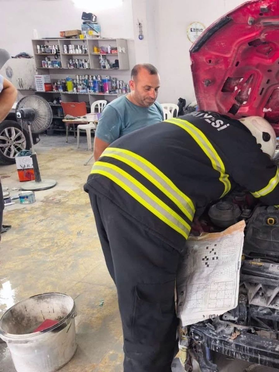 İskenderun’da mahsur kalan kedileri itfaiye kurtarıldı