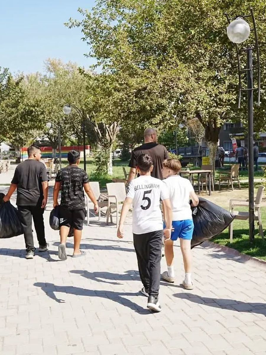 Başkan Zencirci’ye söz verdiler, parkı temizlediler