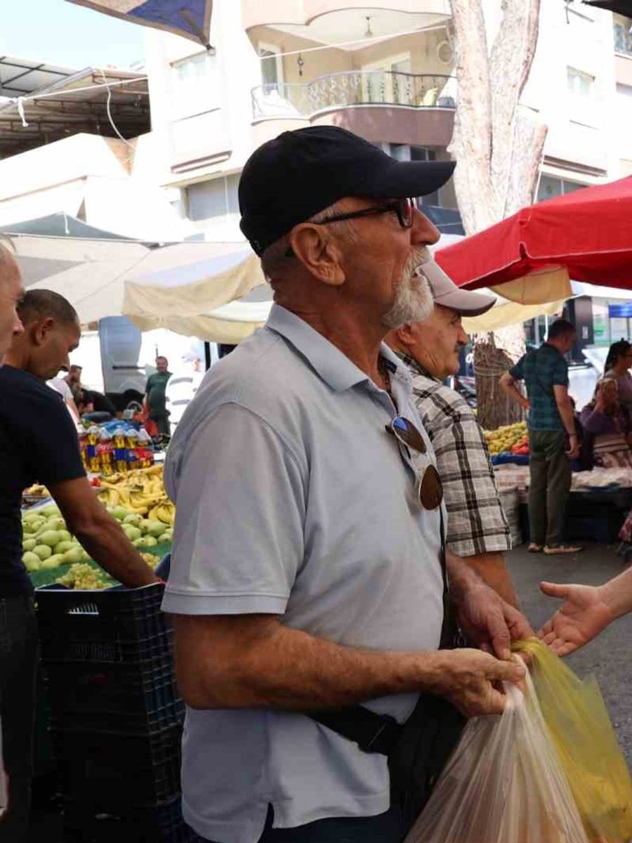 Başkan Tetik, pazarcı esnafı ve vatandaşlarla buluştu