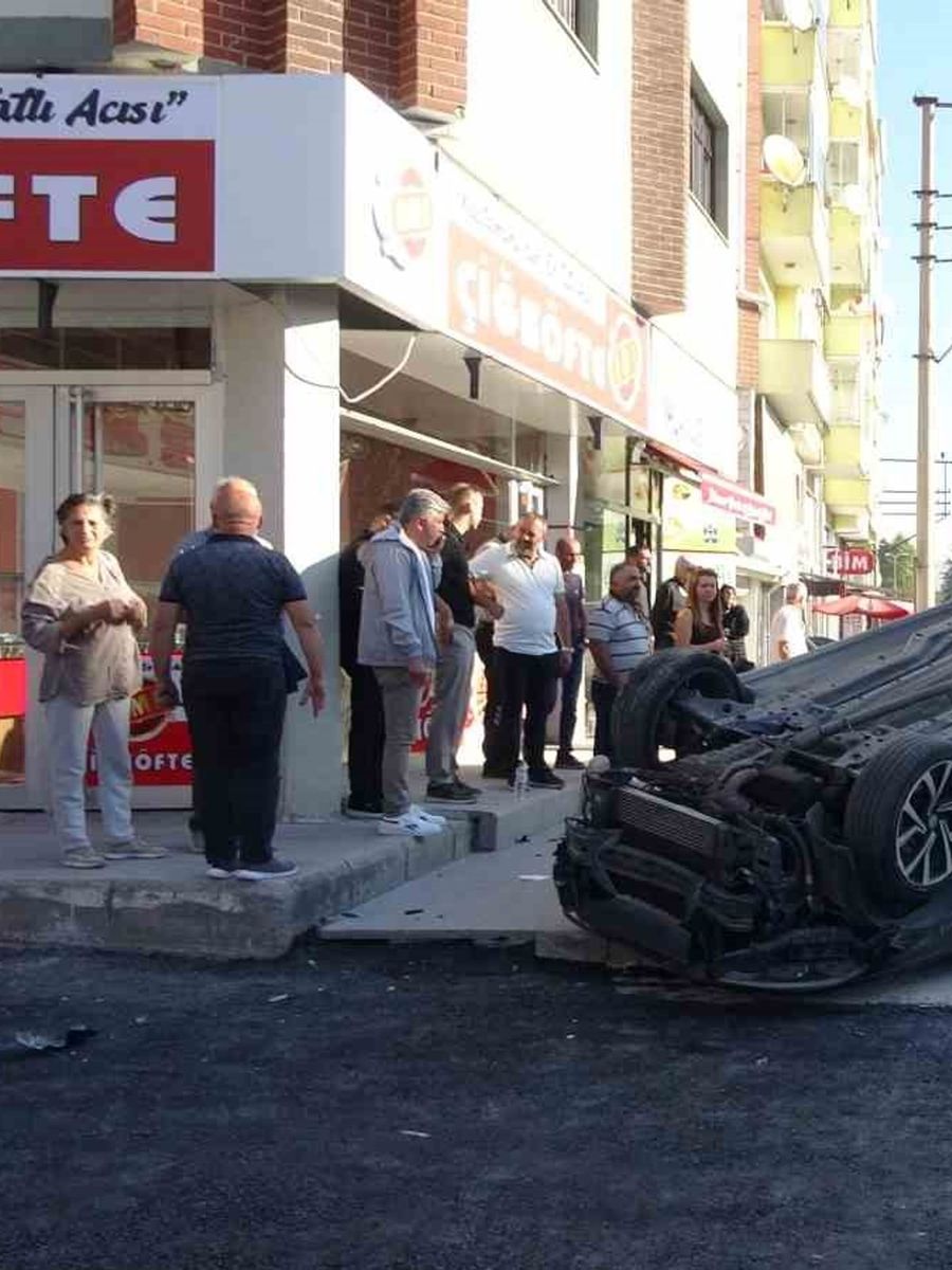 Üç araca çarpan otomobil takla attı, sürücü yara almadan kurtuldu