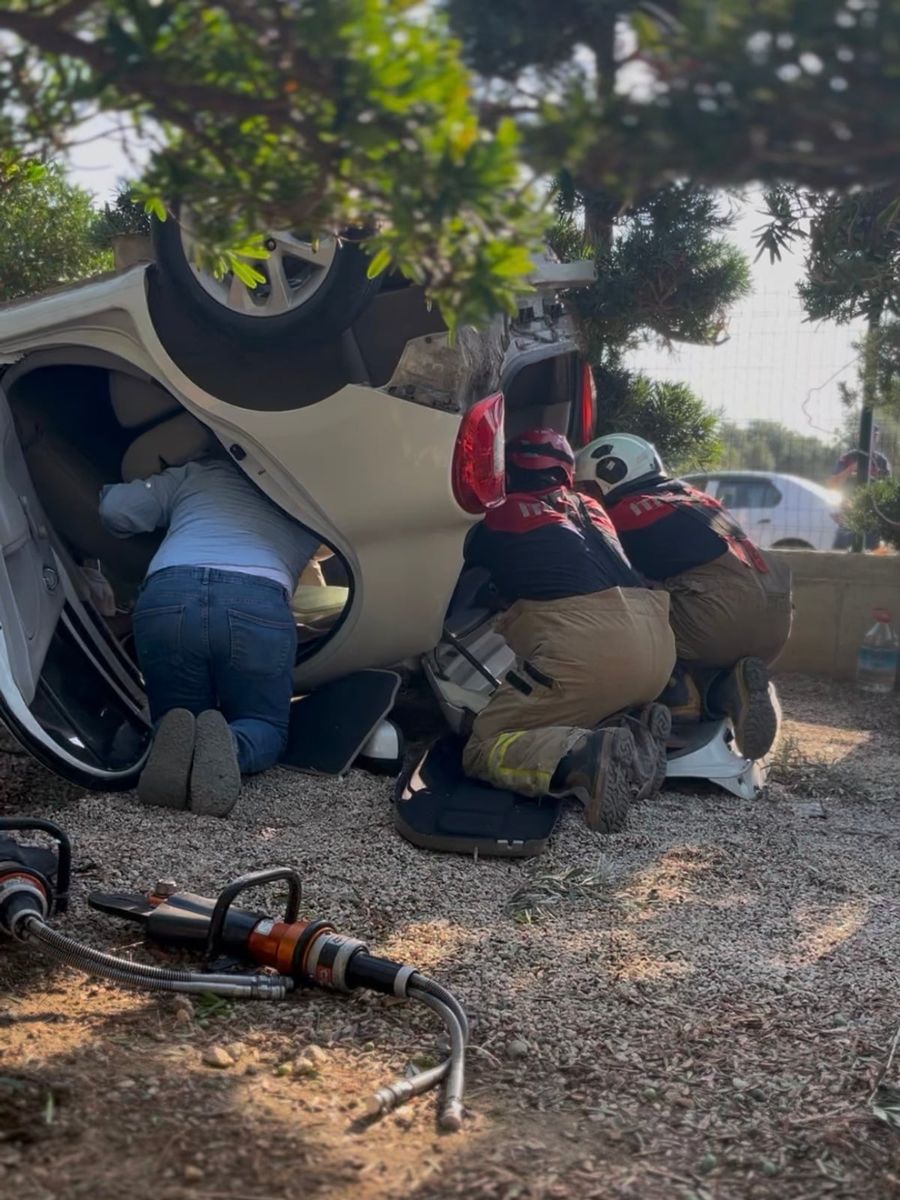 Bayındır’da otomobil seraya devrildi: 3 yaralı