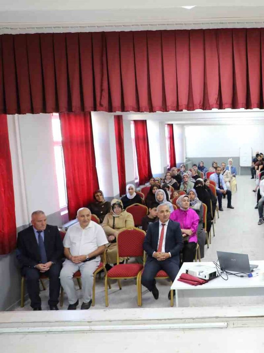 Ağrı’da 5. sınıf öğrencilerinin uyum heyecanına veliler de ortak oldu