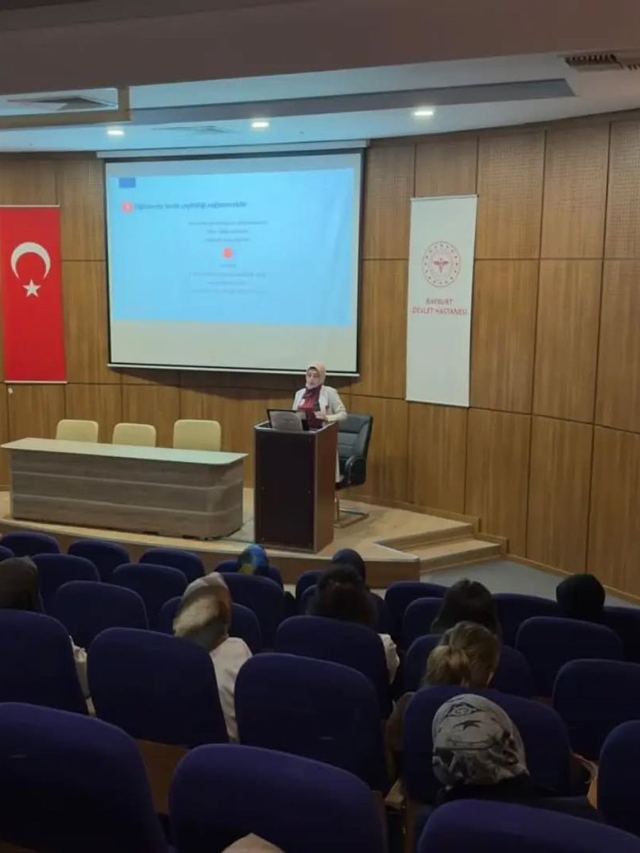 Bayburt’ta sağlık çalışanlarına sağlıklı beslenme eğitimi verildi