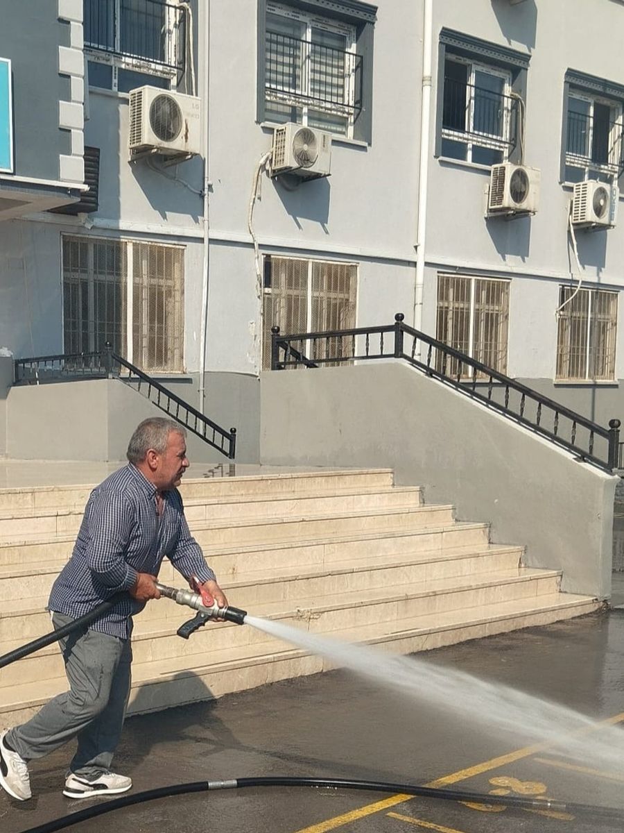 Akdeniz’de okullar yeni eğitim yılına temizlenerek hazırlanıyor