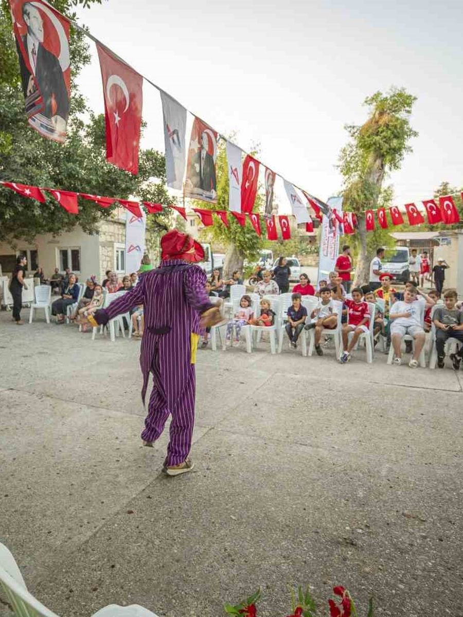 Mersin’de köy meydanı çocukların oyun alanına dönüştü
