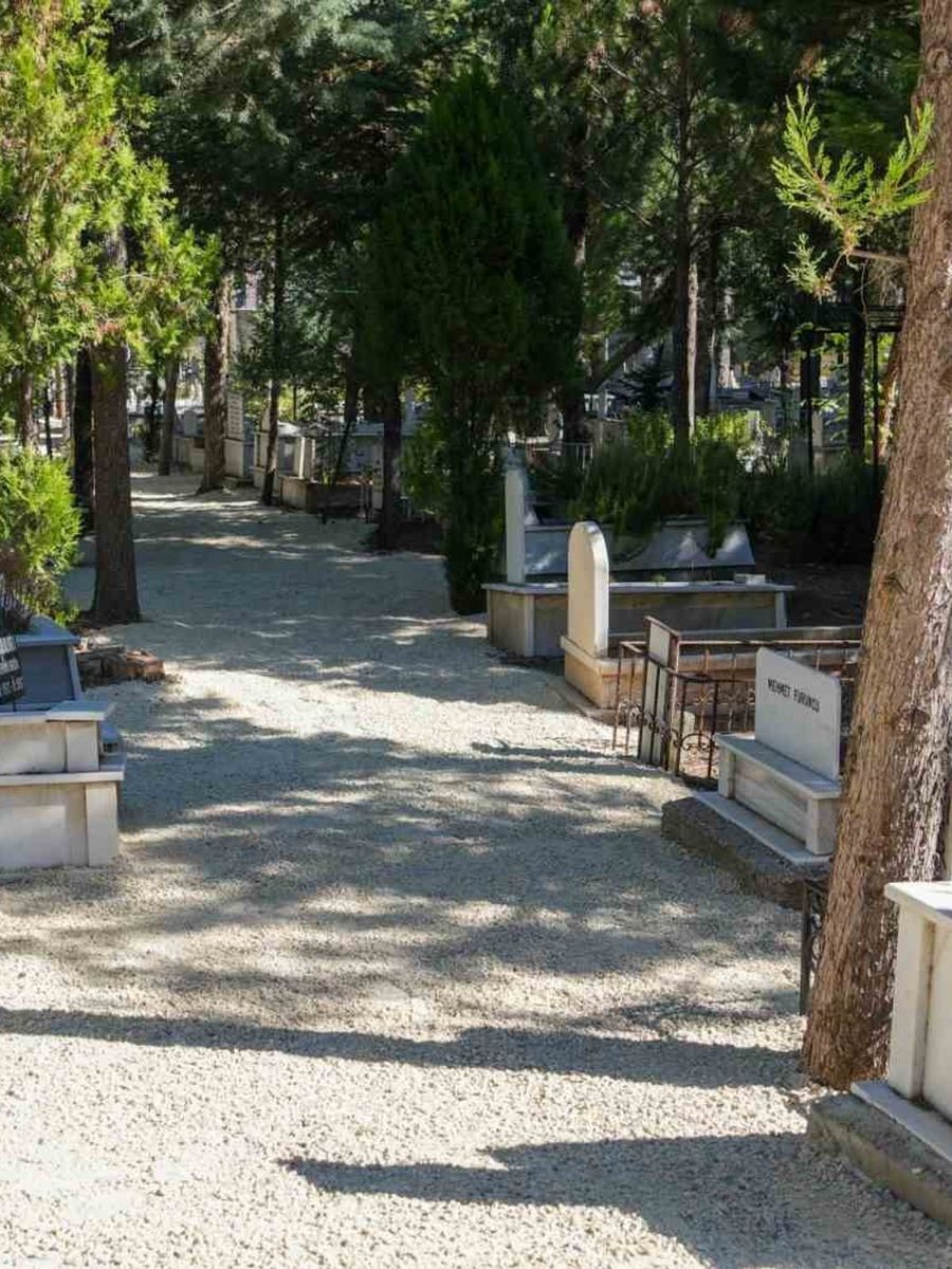 Uşak Belediyesi mezarlık yollarını bakıma aldı