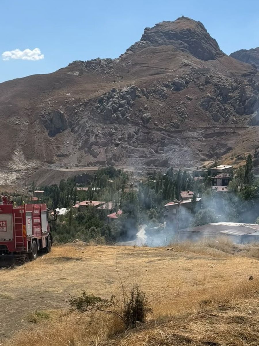 Hakkari’de anız yangını büyümeden kontrol altına alındı