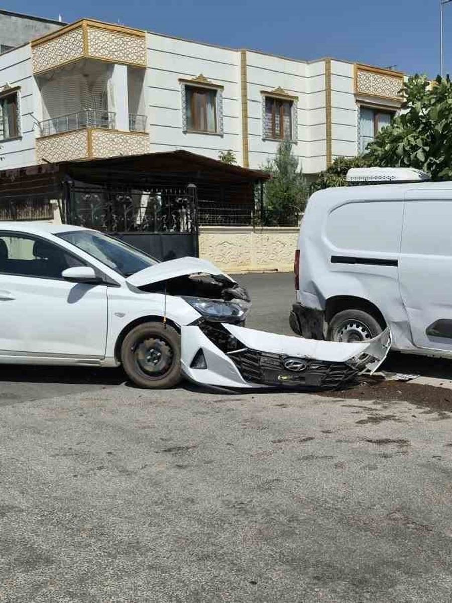 Otomobille hafif ticari araç çarpıştı