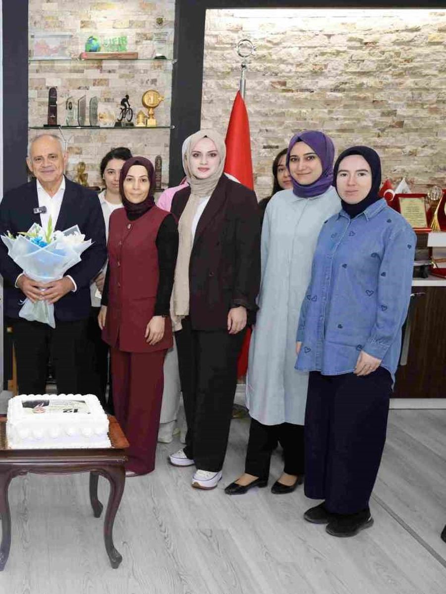 Başkan Öztürk’e personelden doğum günü sürprizi