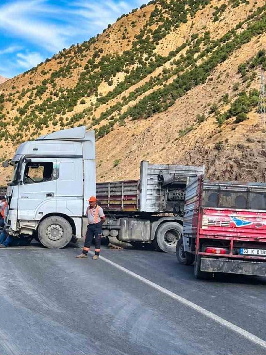Kontrolden çıkan tır bariyerlere çarptı