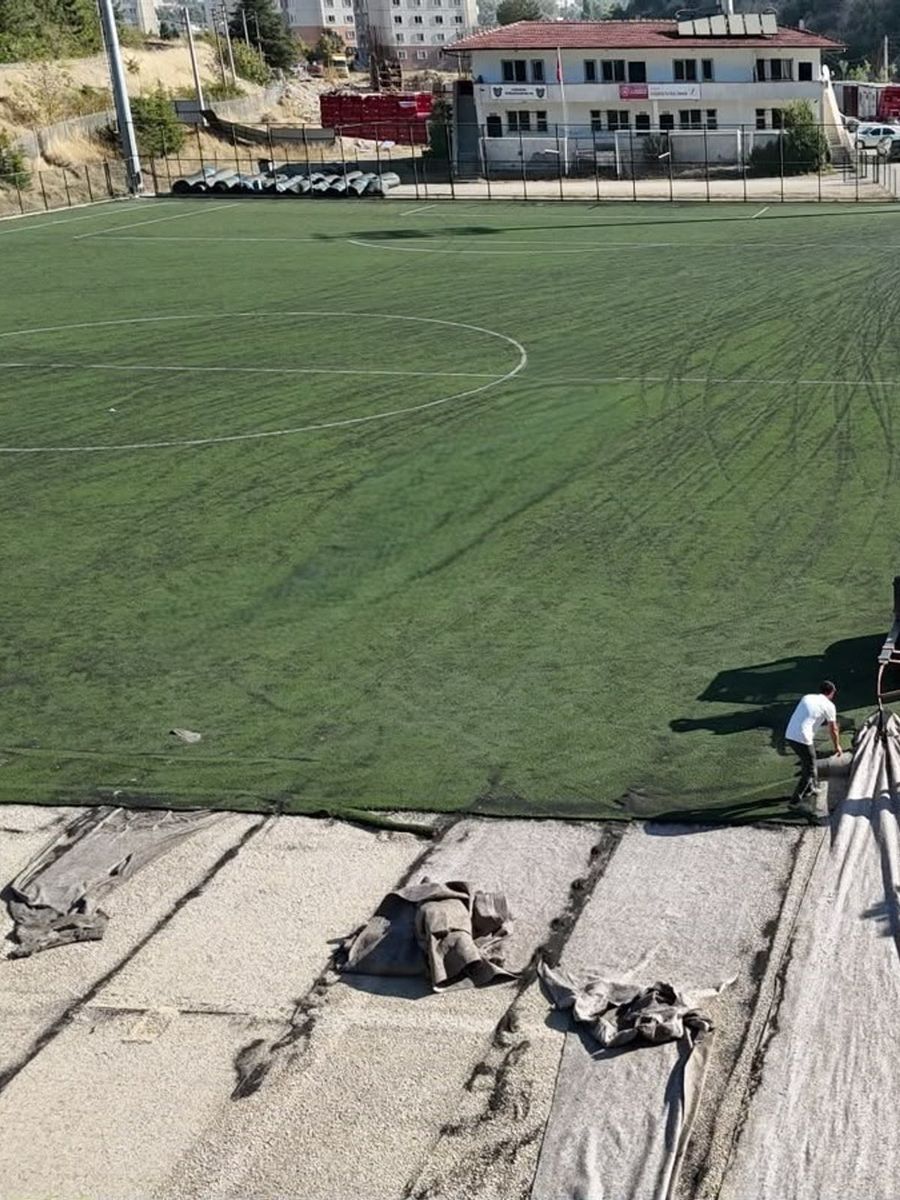 Soğuksu Sentetik Futbol Sahası’nın zemini yenileniyor