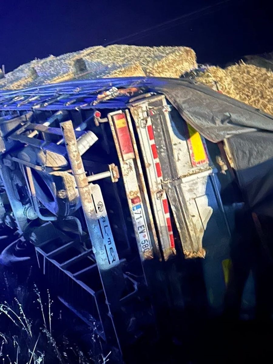 Uşak’ta saman yüklü tır devrildi: 1 ağır yaralı yaralı