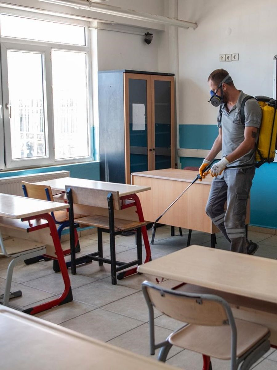 Kuşadası’nda okullar yeni eğitim yılı öncesi ilaçlandı