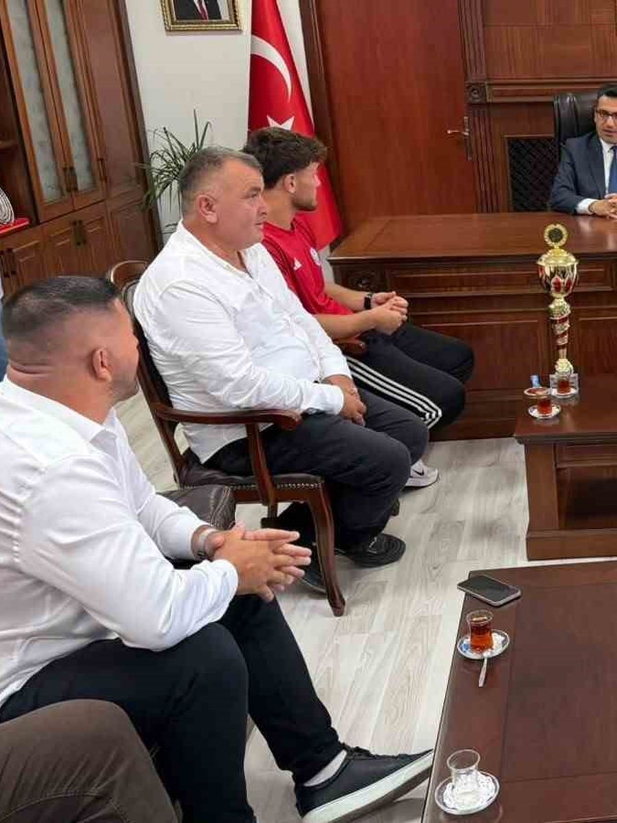 Başarılı güreşçiler Kaymakam Köksal’ı ziyaret etti