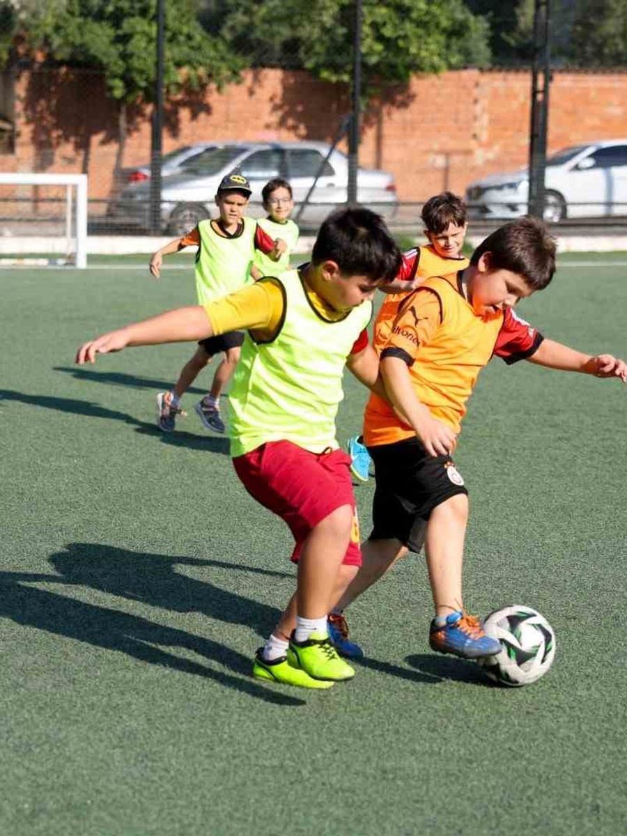 Efeler’de çocuklar için futbol kursu kayıtları başladı