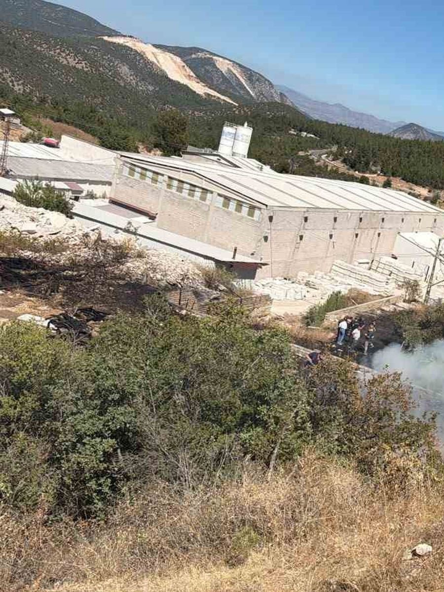Mermer fabrikasının bahçesinde başlayıp ormanlık alana sıçrayan yangın büyümeden söndürüldü