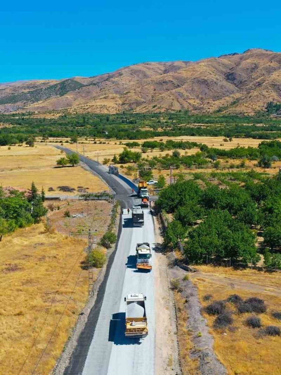 20 kilometrelik grup yolunda asfalt çalışmaları sürüyor