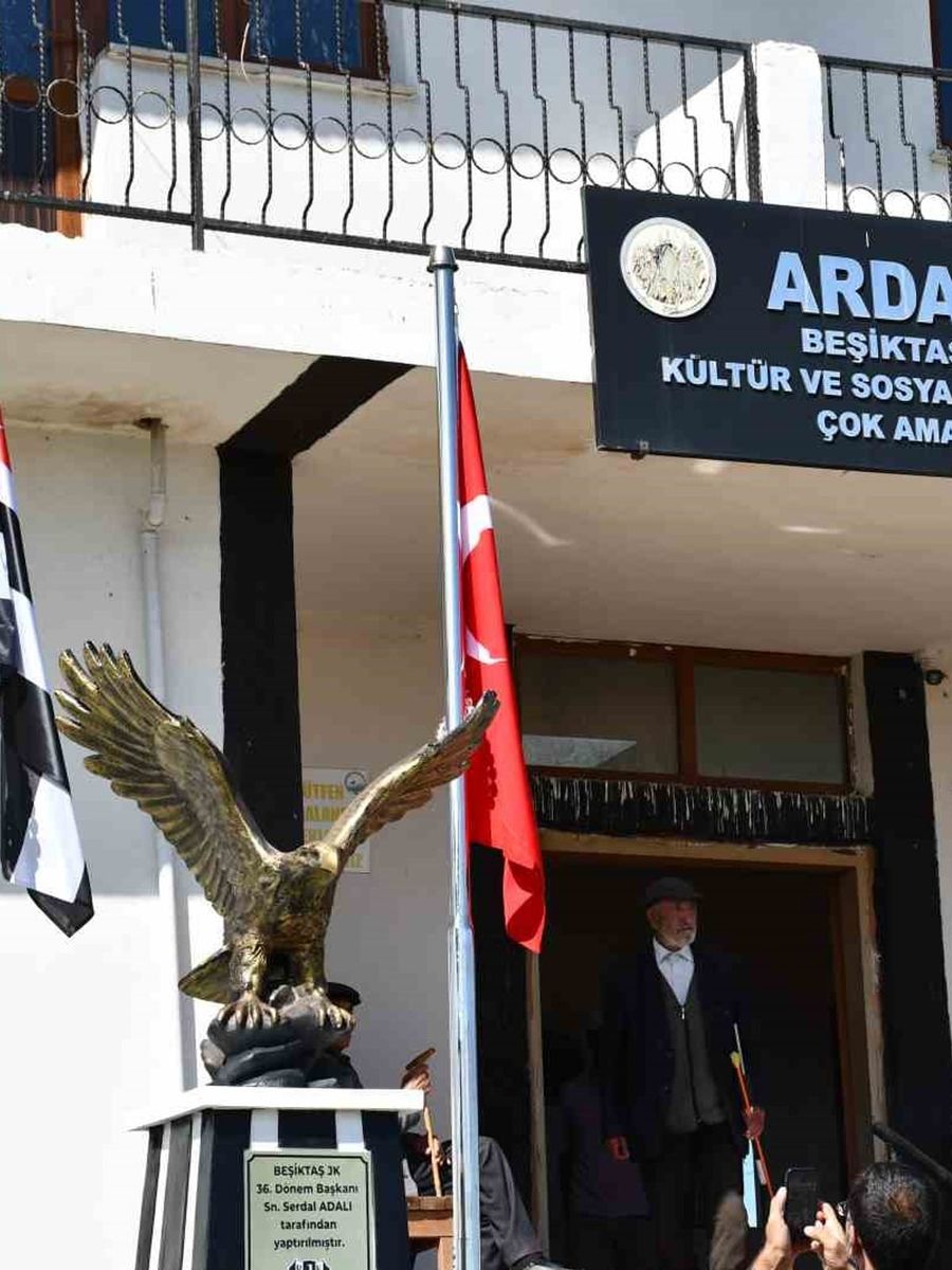 Beşiktaş Köyü’nde yapılan kartal heykeli, Serdal Adalı’nın katıldığı törenle açıldı