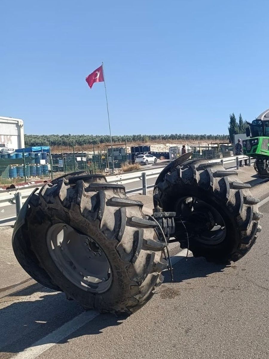 Bandırma’da kamyon traktöre çarptı
