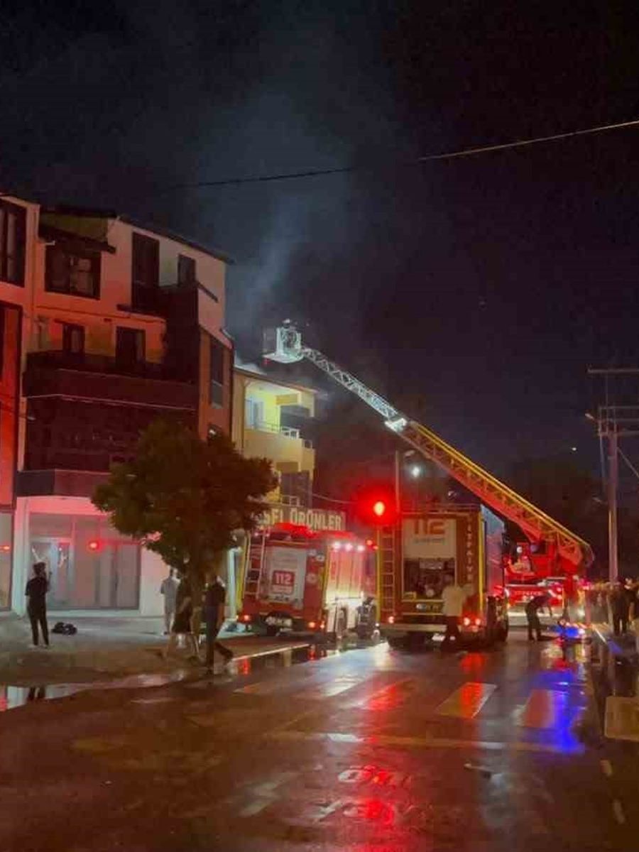 Çardakta çıkan yangın 3 katlı binaya sirayet etti: 1 kişi yaralandı
