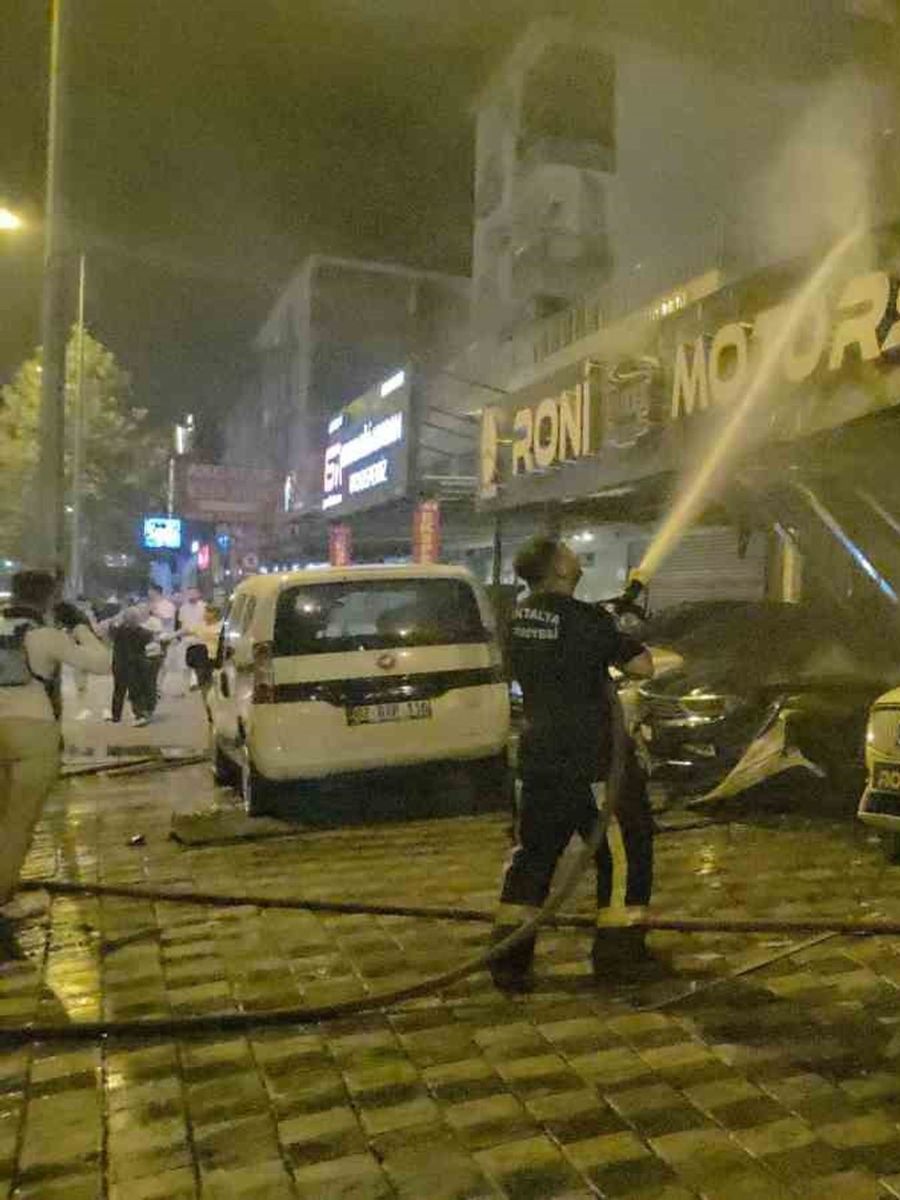 Antalya’da oto galeride yangın: 4 araç ve apartman hasar gördü
