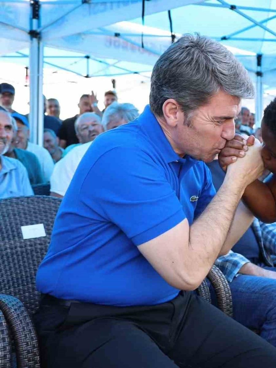Er meydanında kardeşlik fotoğrafı: Amasya Valisi ile ‘Arap Osman’ el ele