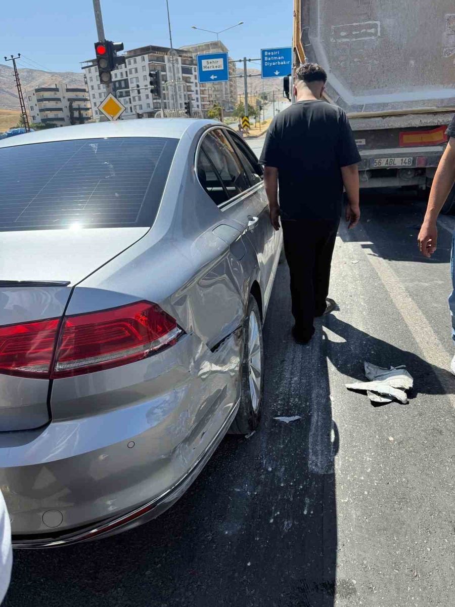 Siirt’te kamyon, kırmızı ışıkta bekleyen araçlara çarptı