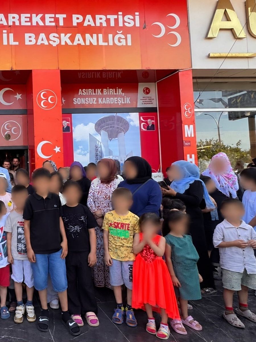 MHP’den Diyarbakır’daki yüzlerce öğrenciye kırtasiye ve ayakkabı desteği