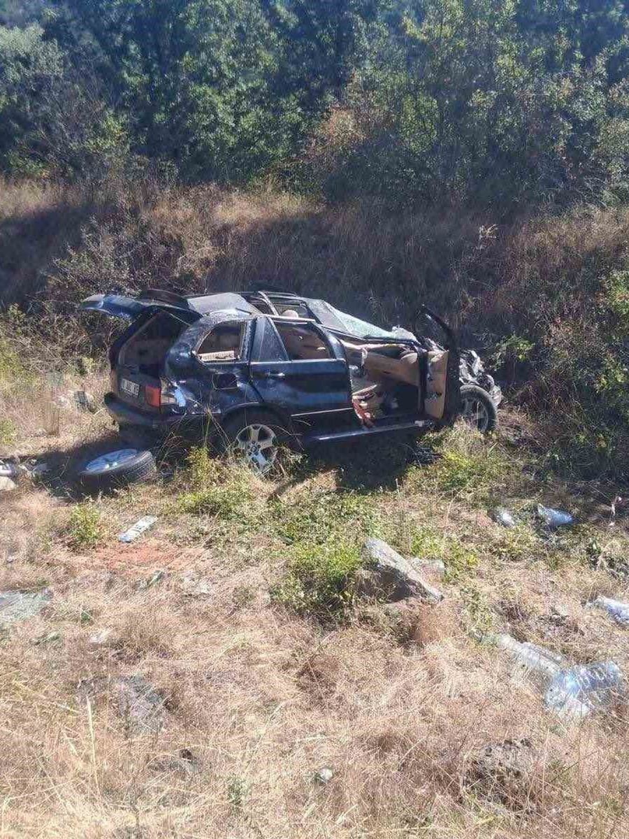 Bilecik’te otomobil refüje çarptı: 2 yaralı