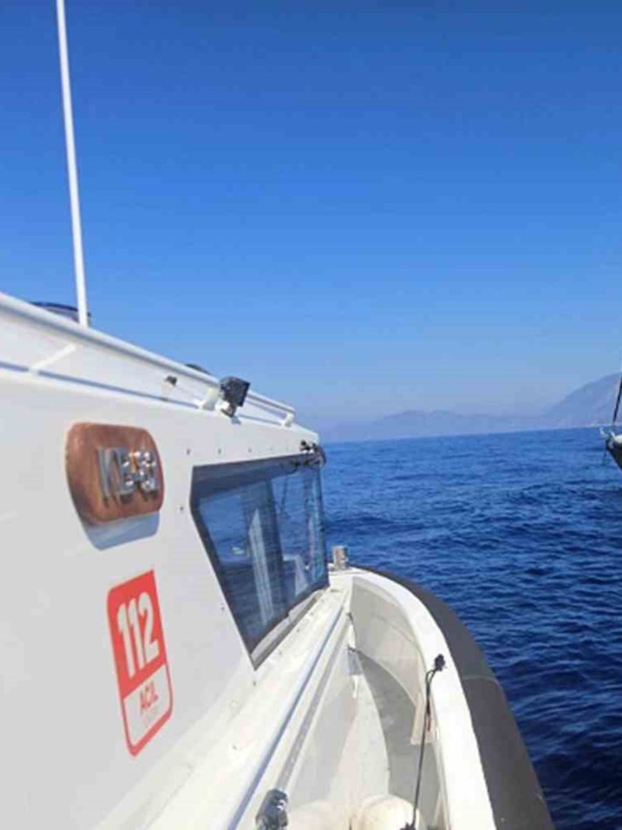 Yelkenli teknede 16’sı çocuk 64 düzensiz göçmen yakalandı