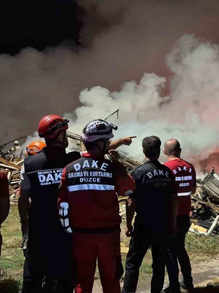 Düzce’de ki yangın sürüyor ekipler evlere sıçramasın diye çalışma yapıyor