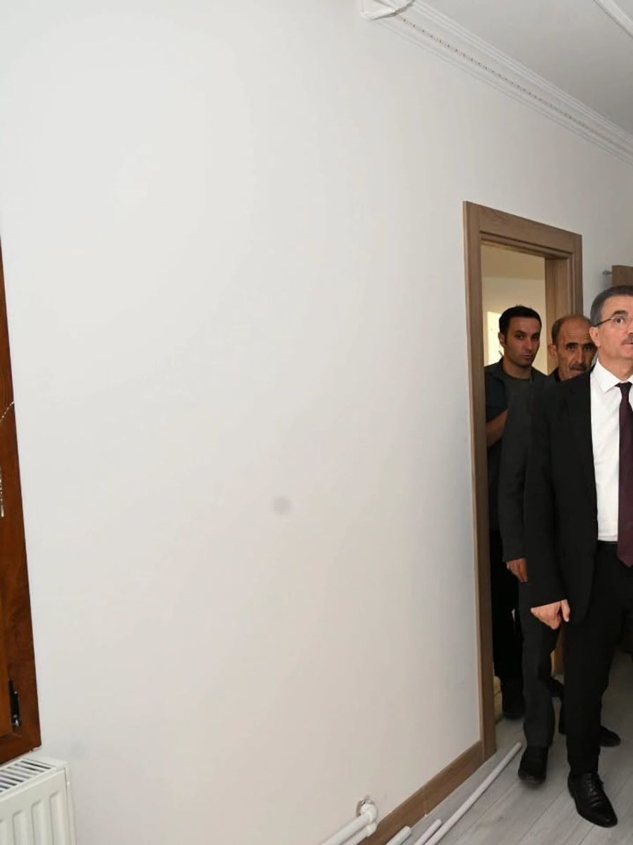 Vali Baruş, Çat’ta yapımı tamamlanan deprem konutlarını yerinde inceledi